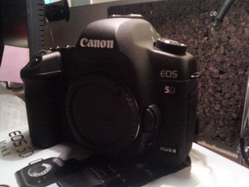 5d2_3 The camera on top of the box.